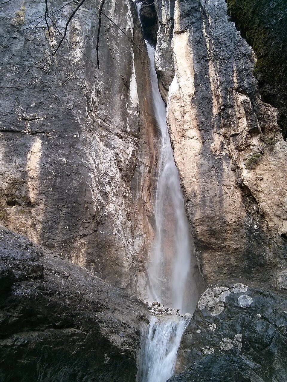 Piccola cascata nella Grigna Meridionale
