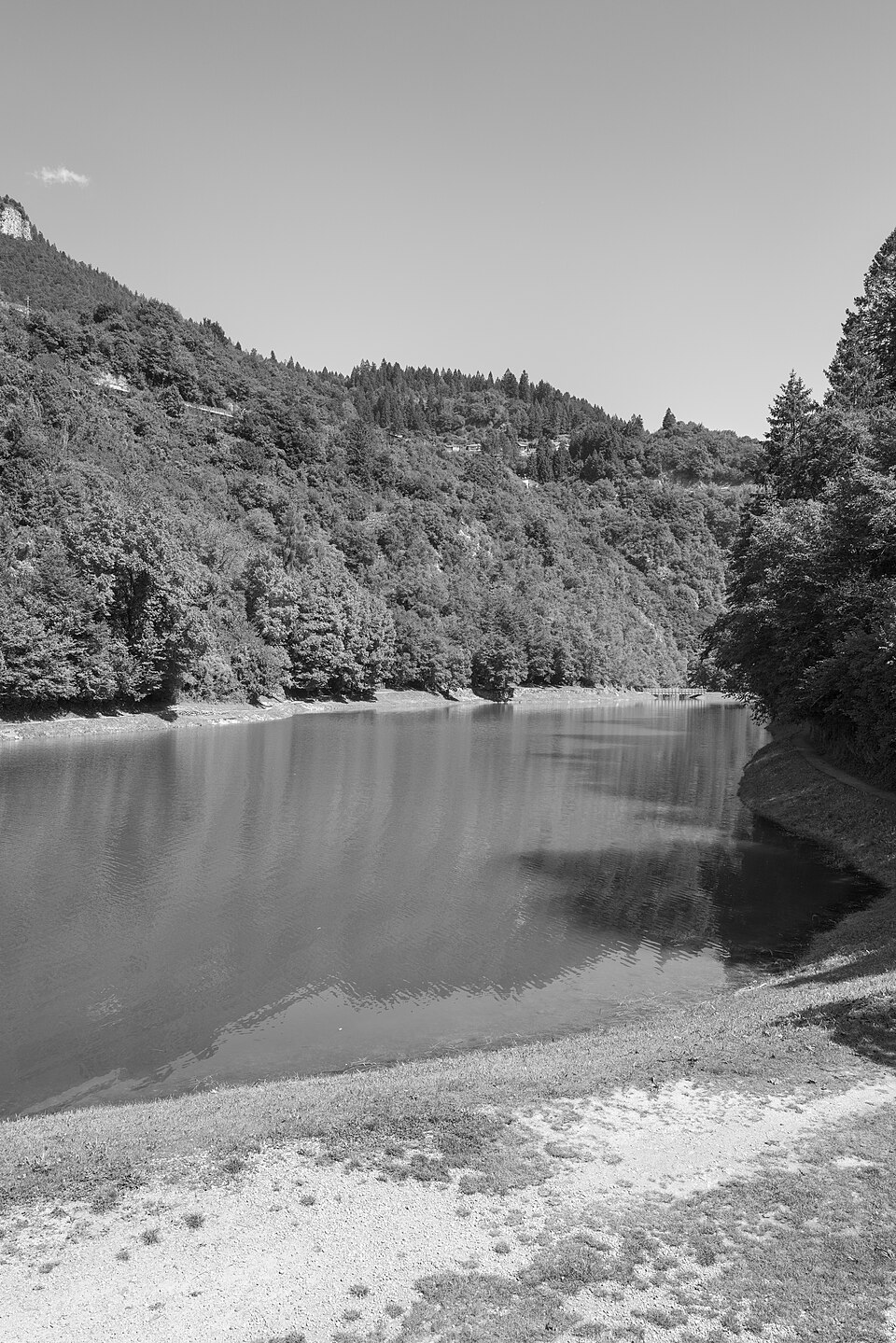 Cascata sul lago di Bior