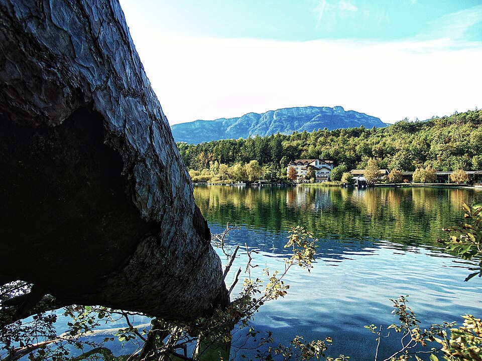 Großer Montiggler See — Lago Grande Di Monticolo - Nord, Davanti Rocce